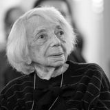 Die Holocaust-Überlebende starb am 9. Mai im Alter von 103 Jahren. 1921 wurde sie in eine jüdische Familie geboren. Ihre Mutter und ihr Bruder wurden im Konzentrationslager Auschwitz ermordet. Sie selbst konnte dank vieler Helfer zunächst untertauchen, wurde dann aber gefasst und ins Konzentrationslager Theresienstadt deportiert. Nach Jahrzehnten kehrte sie nach Deutschland zurück und engagierte sich unermüdlich gegen das Vergessen