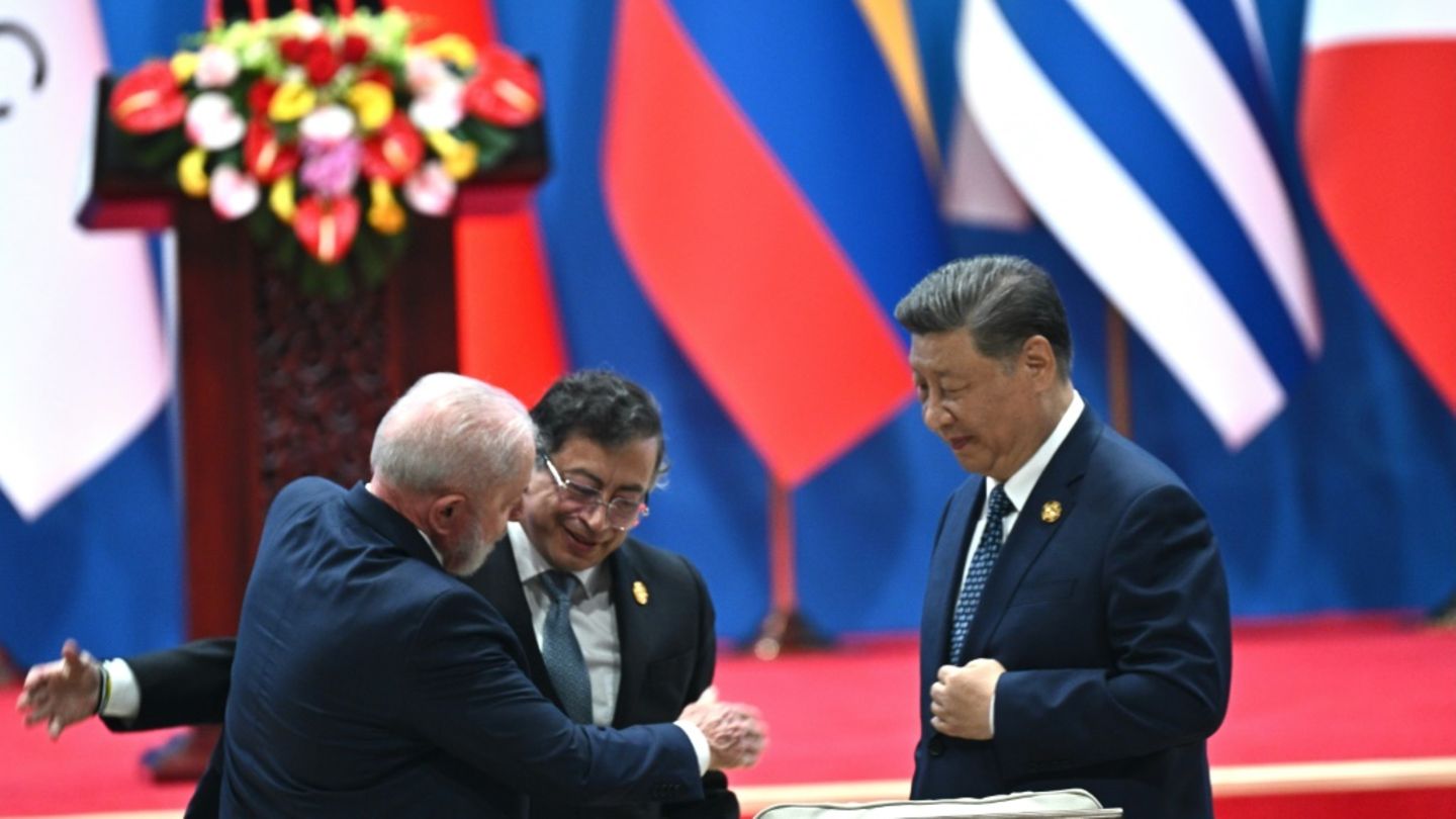 Chinas Präsident Xi (rechts), Brasiliens Präsident Lula da Silva (links) und Kolumbiens Präsident Petro