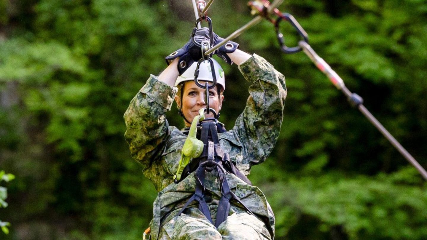 Máxima of the Netherlands: In camouflage clothes on the rope slide