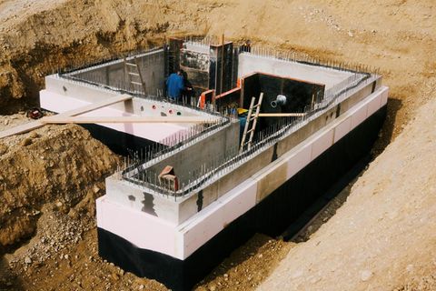 Blick auf die Baugrube, wo der Bunker später stehen soll