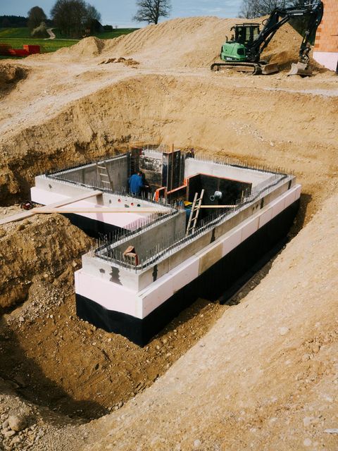 Blick auf die Baugrube, wo der Bunker später stehen soll