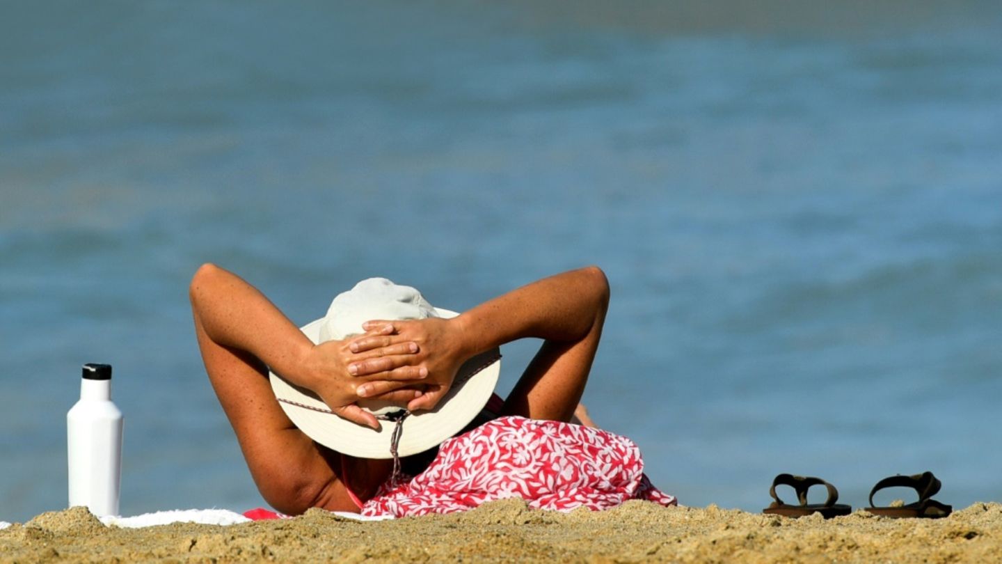 Frau an Badestrand