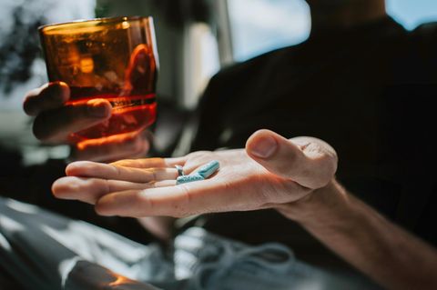 Lieferengpass: Hand mit zwei Pillen
