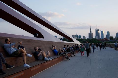 Menschen überqueren die kürzlich fertiggestellte Fußgängerbrücke