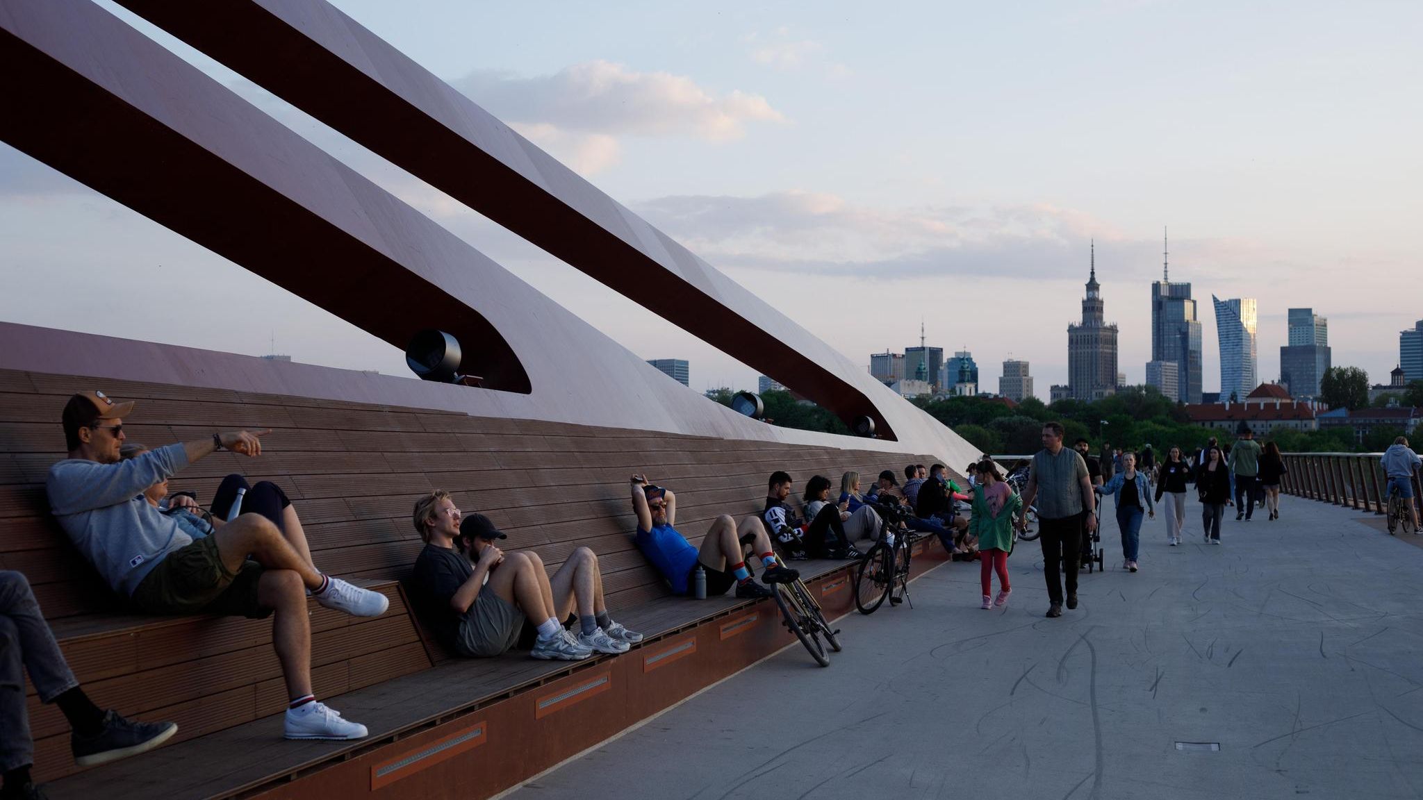 Menschen überqueren die kürzlich fertiggestellte Fußgängerbrücke