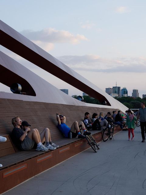 Menschen überqueren die kürzlich fertiggestellte Fußgängerbrücke