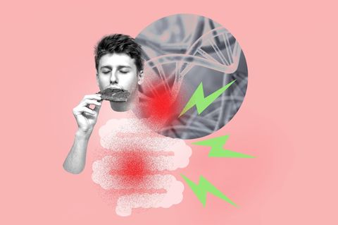 Bauchschmerz: Junger Mann mit Darmproblemen verzehrt Pizza