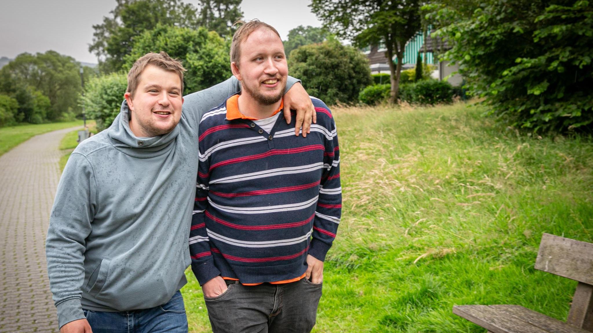 Die Brüder Tristan und Tom Arm in Arm bei einem Spazeirgang. Beide erlebten Kindesmissbrauch