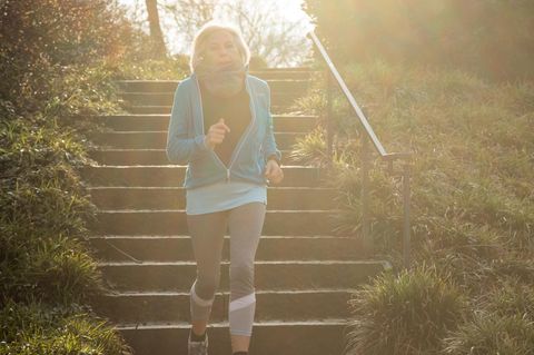 Frau im Rentenalter beim Joggen