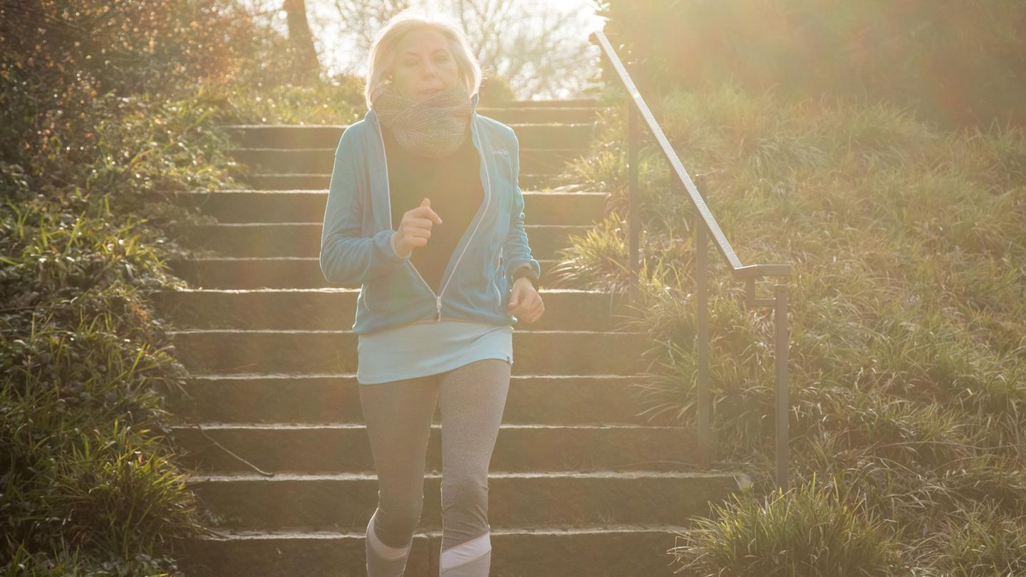 Frau im Rentenalter beim Joggen
