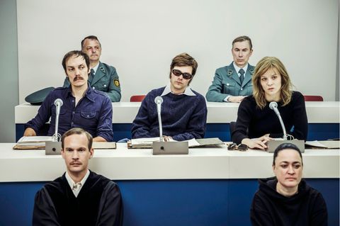 Der Gerichtssaal in Stammheim mit drei der Angeklagten von der RAF: Raspe, Baader und Ensslin