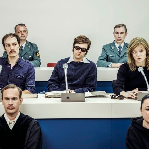 Der Gerichtssaal in Stammheim mit drei der Angeklagten von der RAF: Raspe, Baader und Ensslin