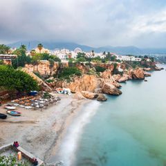 Aussicht auf Nerja während Sonnenaufgang