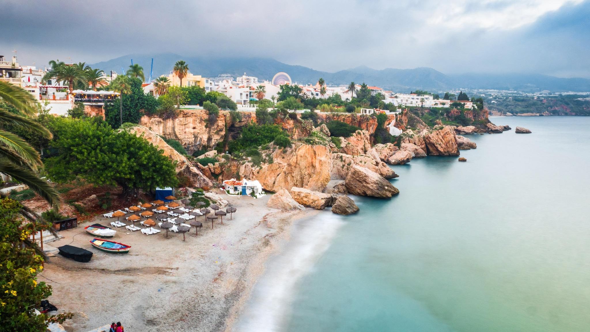 Aussicht auf Nerja während Sonnenaufgang