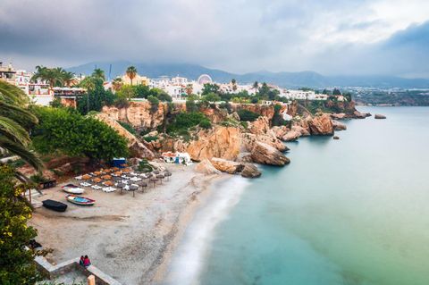 Aussicht auf Nerja während Sonnenaufgang
