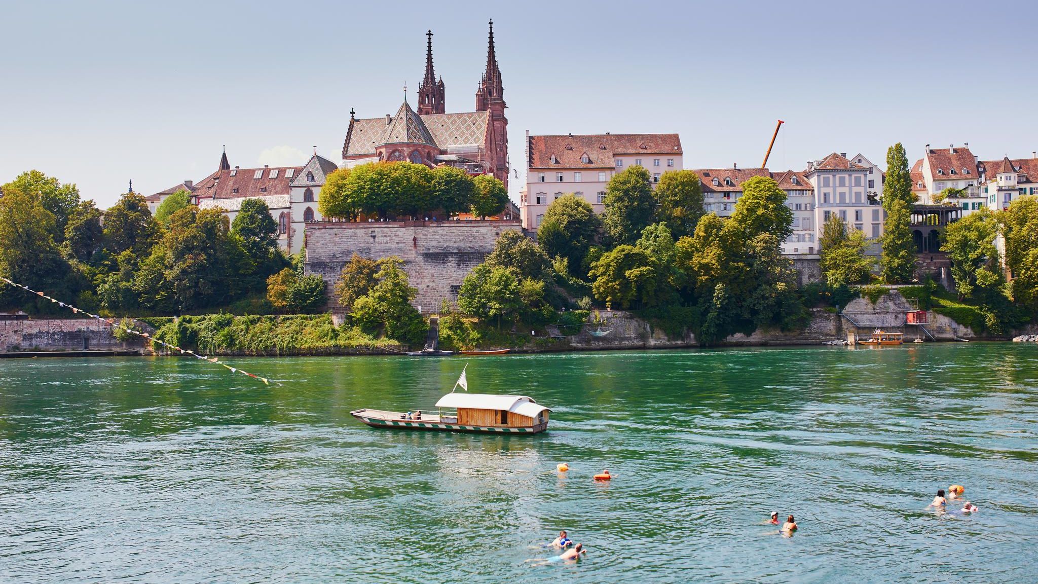 Blick auf den Rhein vor der Kulisse von Basel