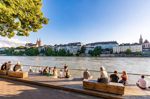 Menschen auf den Rheinterrassen in Basel
