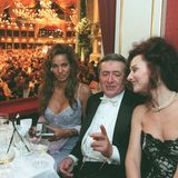 Naddel im Jahr 2000 tief dekolletiert beim Wiener Opernball mit Richard Lugner