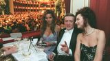 Naddel im Jahr 2000 tief dekolletiert beim Wiener Opernball mit Richard Lugner