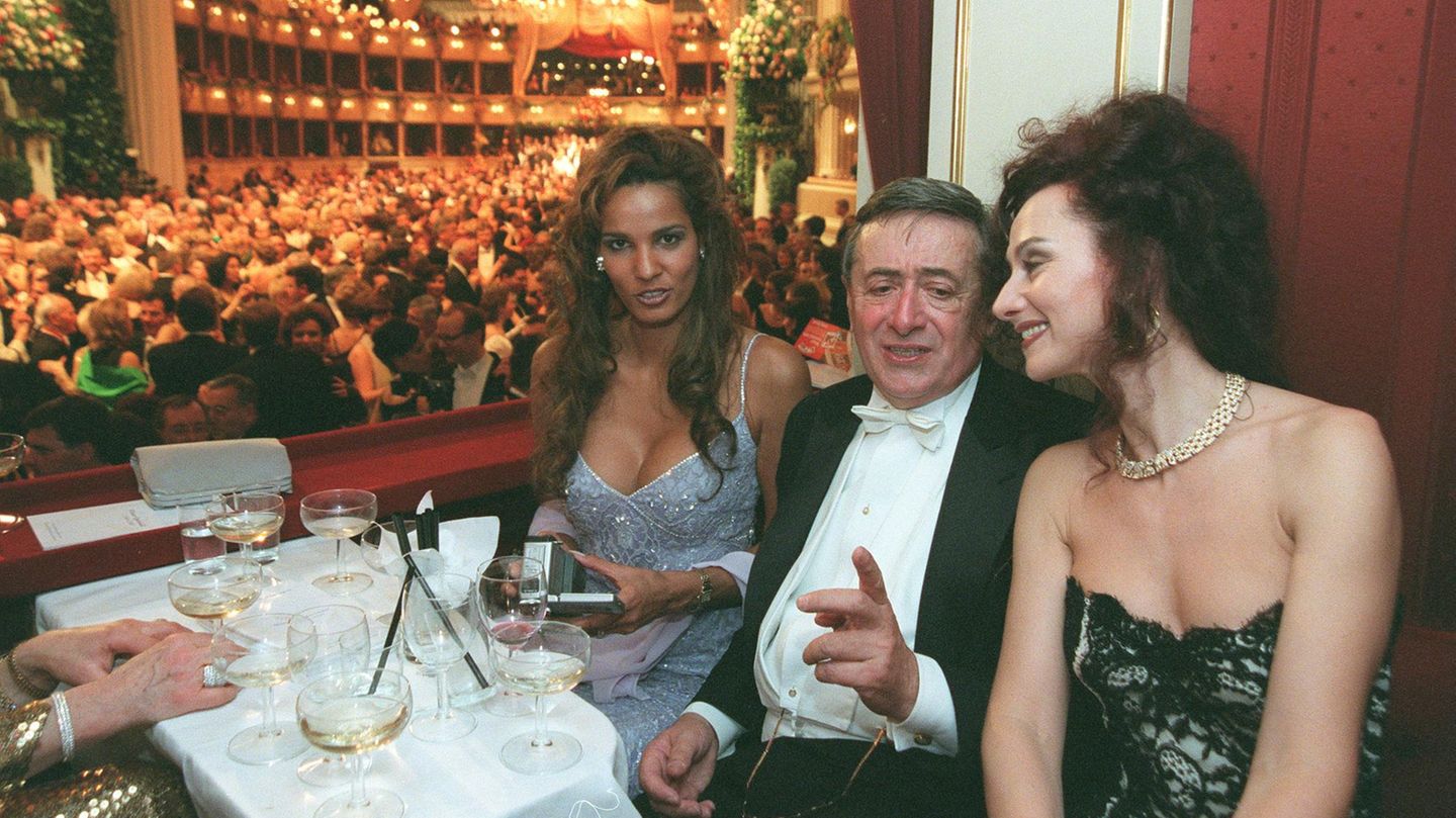 Naddel im Jahr 2000 tief dekolletiert beim Wiener Opernball mit Richard Lugner