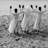 Betet! Gemeinschaften spielen in den traditionellen Religionen Mosambiks eine wichtige Rolle. So kann man an den weiten Küstenstreifen des Landes häufig Gruppen von Gläubigen beobachten