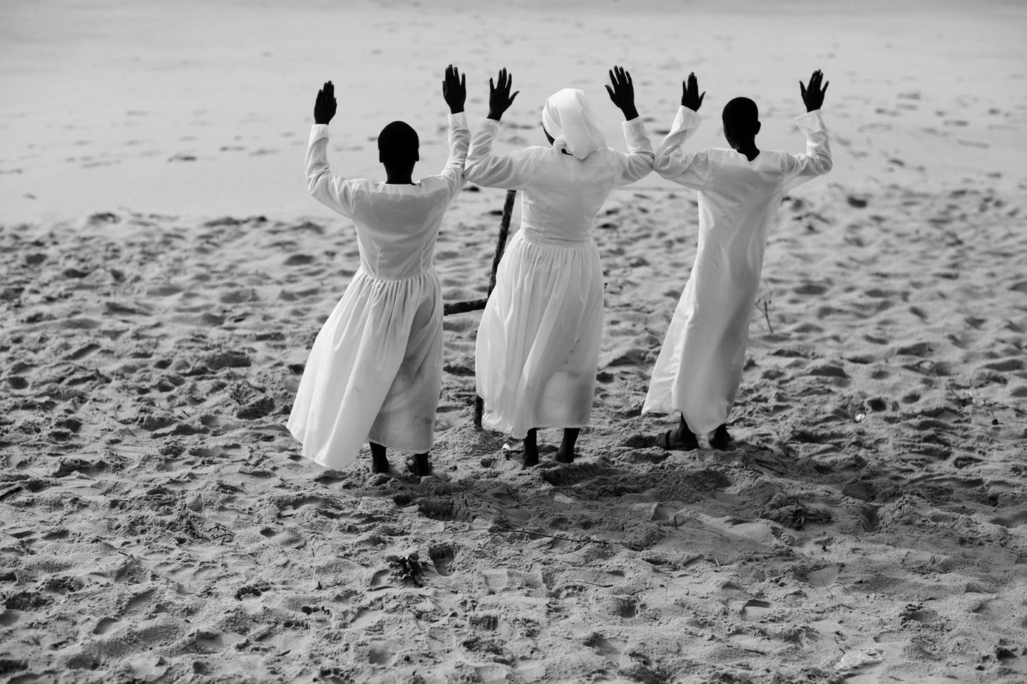 Betet! Gemeinschaften spielen in den traditionellen Religionen Mosambiks eine wichtige Rolle. So kann man an den weiten Küstenstreifen des Landes häufig Gruppen von Gläubigen beobachten