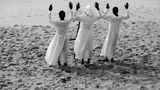Betet! Gemeinschaften spielen in den traditionellen Religionen Mosambiks eine wichtige Rolle. So kann man an den weiten Küstenstreifen des Landes häufig Gruppen von Gläubigen beobachten