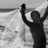 Fischer an der Küste Mosambiks. Macilaus Werk zählt zu den einfühlsamsten und bewegendsten Porträts Mosambiks. In seinem Geburtsland schuf Macilau die Bühne für seine fotografische Mission. Sie ist von Unbehagen und einer obsessiven Suche nach berührenden Bildern geprägt   