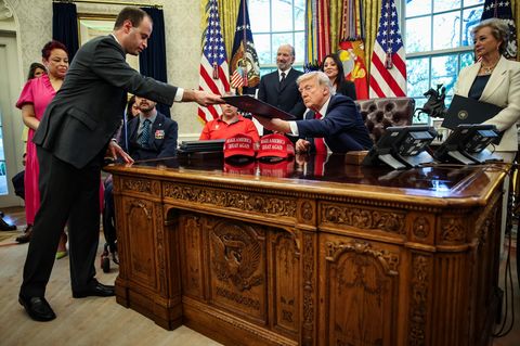 Der berühmte Resolute Desk im Weißen Haus, an dem Donald Trump seine Dekrete unterschreibt, war ein Geschenk von Queen Victoria