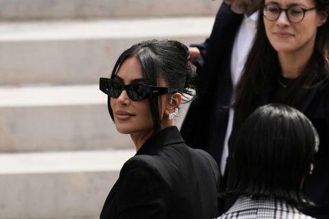 Kim Kardashian vor dem Gerichtsgebäude