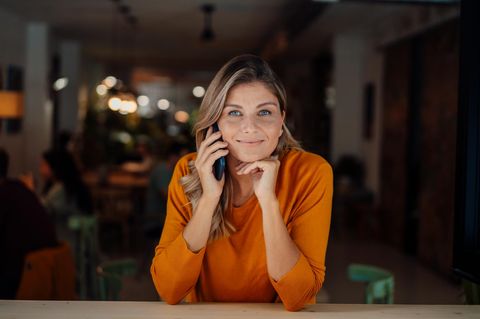 Frau beim Telefonieren