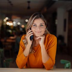 Frau beim Telefonieren