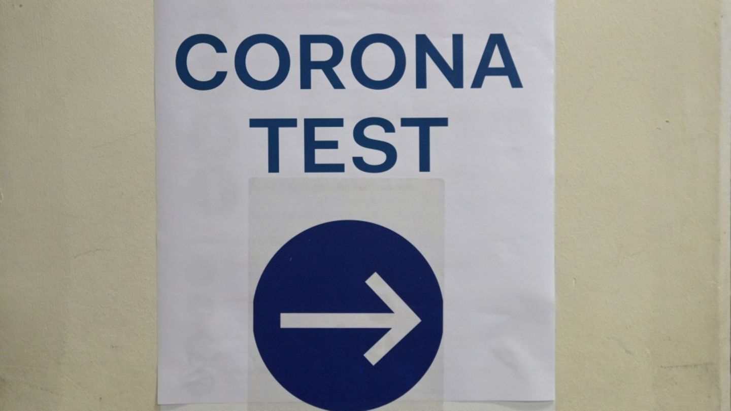 Hinweisschild von Coronatestzentrum