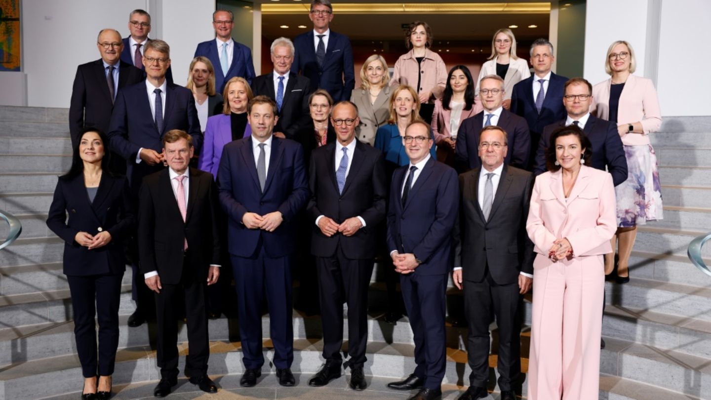 Merz mit Mitgliedern der schwarz-roten Regierung