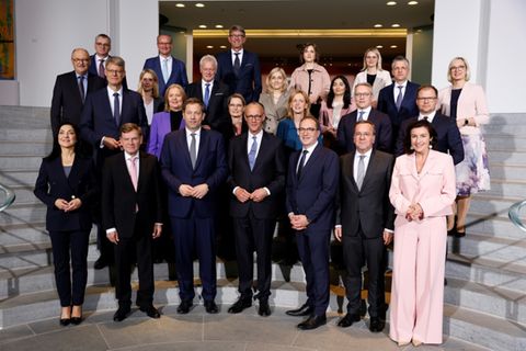 Merz mit Mitgliedern der schwarz-roten Regierung