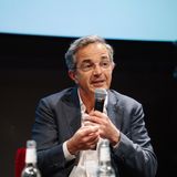 Bringt Friedrich Merz die Kehrtwende, auch als starke Führungspersönlichkeit für Europa? Der neue Bundeskanzler könnte in der Tradition seiner Vorgänger die Zusammenarbeit der Nachbarn stärken, meint Kermani. Der sei immerhin "sehr viel mehr Europäer als Angela Merkel oder Olaf Scholz"