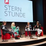 Die sechste Ausgabe der stern-Stunde. V.l.n.r.: stern-Chefredakteur Gregor Peter Schmitz, stern-Kulturredakteurin Viorica Engelhardt, Schriftsteller und Journalist Navid Kermani und Journalistin und Aktivistin Düzen Tekkal
