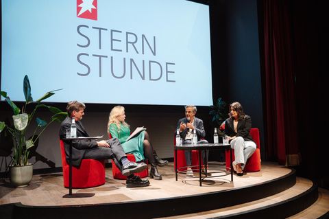 Die sechste Ausgabe der stern-Stunde. V.l.n.r.: stern-Chefredakteur Gregor Peter Schmitz, stern-Kulturredakteurin Viorica Engelhardt, Schriftsteller und Journalist Navid Kermani und Journalistin und Aktivistin Düzen Tekkal