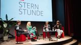 Die sechste Ausgabe der stern-Stunde. V.l.n.r.: stern-Chefredakteur Gregor Peter Schmitz, stern-Kulturredakteurin Viorica Engelhardt, Schriftsteller und Journalist Navid Kermani und Journalistin und Aktivistin Düzen Tekkal
