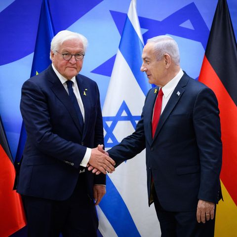 Just don't get too close: Federal President Frank-Walter Steinmeier at the distant handshake with Israel's Prime Minister Benjamin Netanyahu