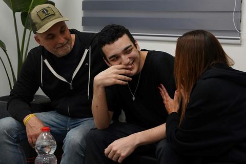 Edan Alexander nach seiner Freilassung mit seinen Eltern