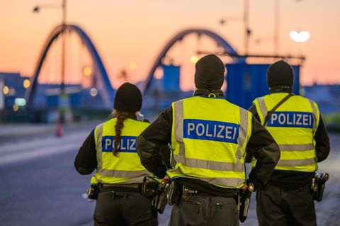 Bundespolizisten bei der Einreisekontrolle am deutsch-polnischen Grenzübergang Stadtbrücke