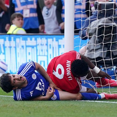 Hier kracht der Nottingham-Forest-Spieler Taiwo Awoniyi (r.) mit dem Torpfosten zusammen