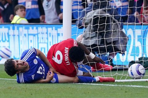 Hier kracht der Nottingham-Forest-Spieler Taiwo Awoniyi (r.) mit dem Torpfosten zusammen