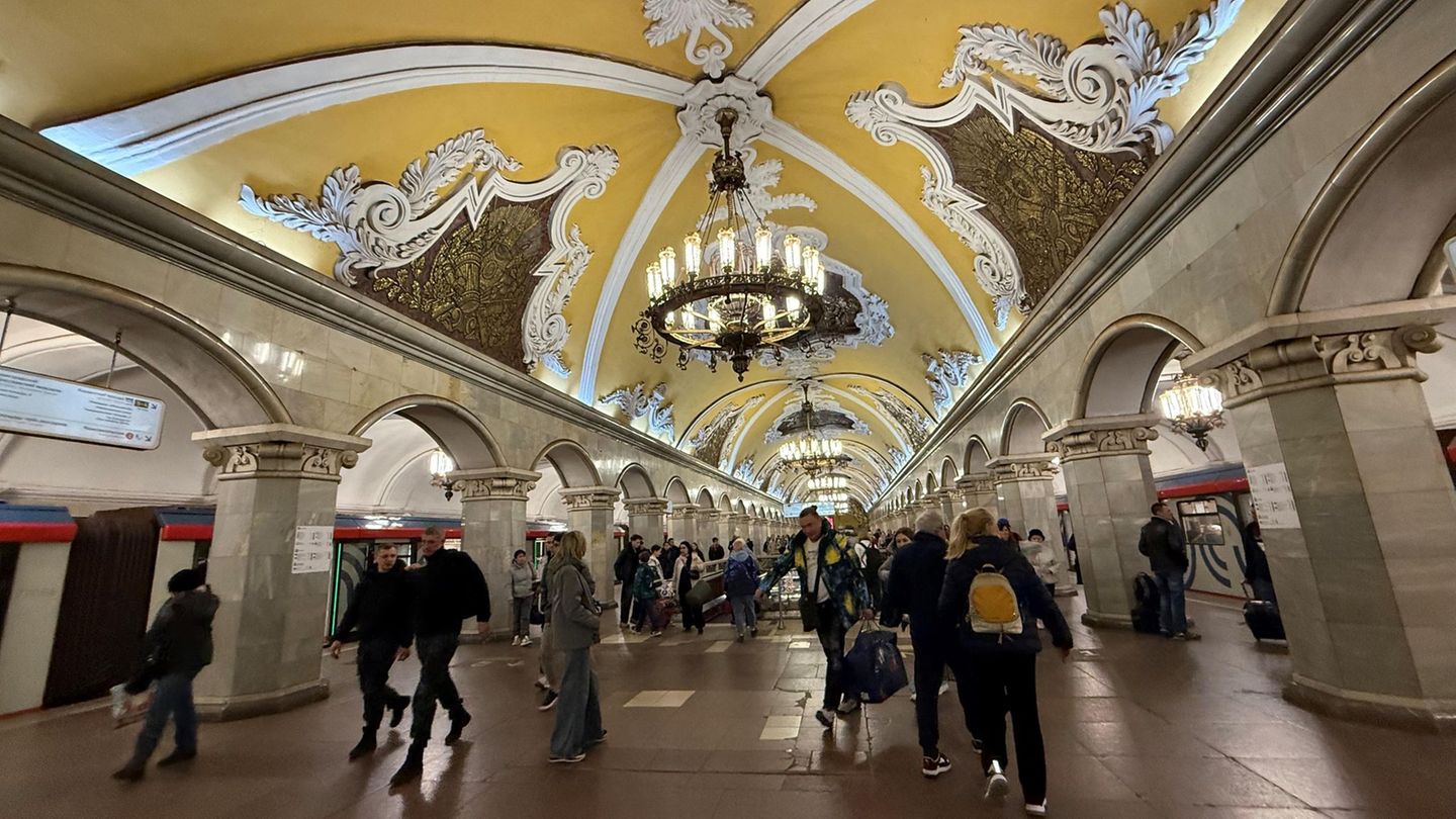 Moskaus Metro feiert in diesem Jahr ihr 90-jähriges Bestehen - die Station Komsomolskaja ist besonders prachtvoll. Foto: Ulf Mau