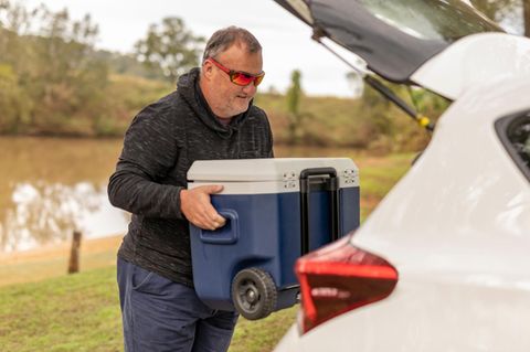 Camping-Deal: Mann stellt Elektrische Kühlbox in sein Auto