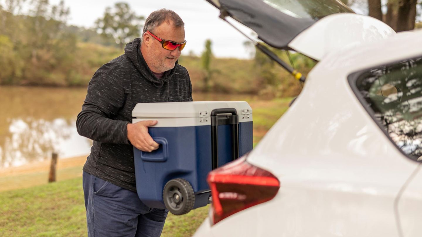 Camping-Deal: Mann stellt Elektrische Kühlbox in sein Auto
