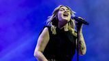 Sängern Louane singt auf der Bühne mit geschlossenen Augen