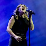 Sängern Louane singt auf der Bühne mit geschlossenen Augen