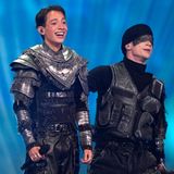 Kyle Alessandro in Ritterrüstung für den ESC-Auftritt mit einem seiner Tänzer